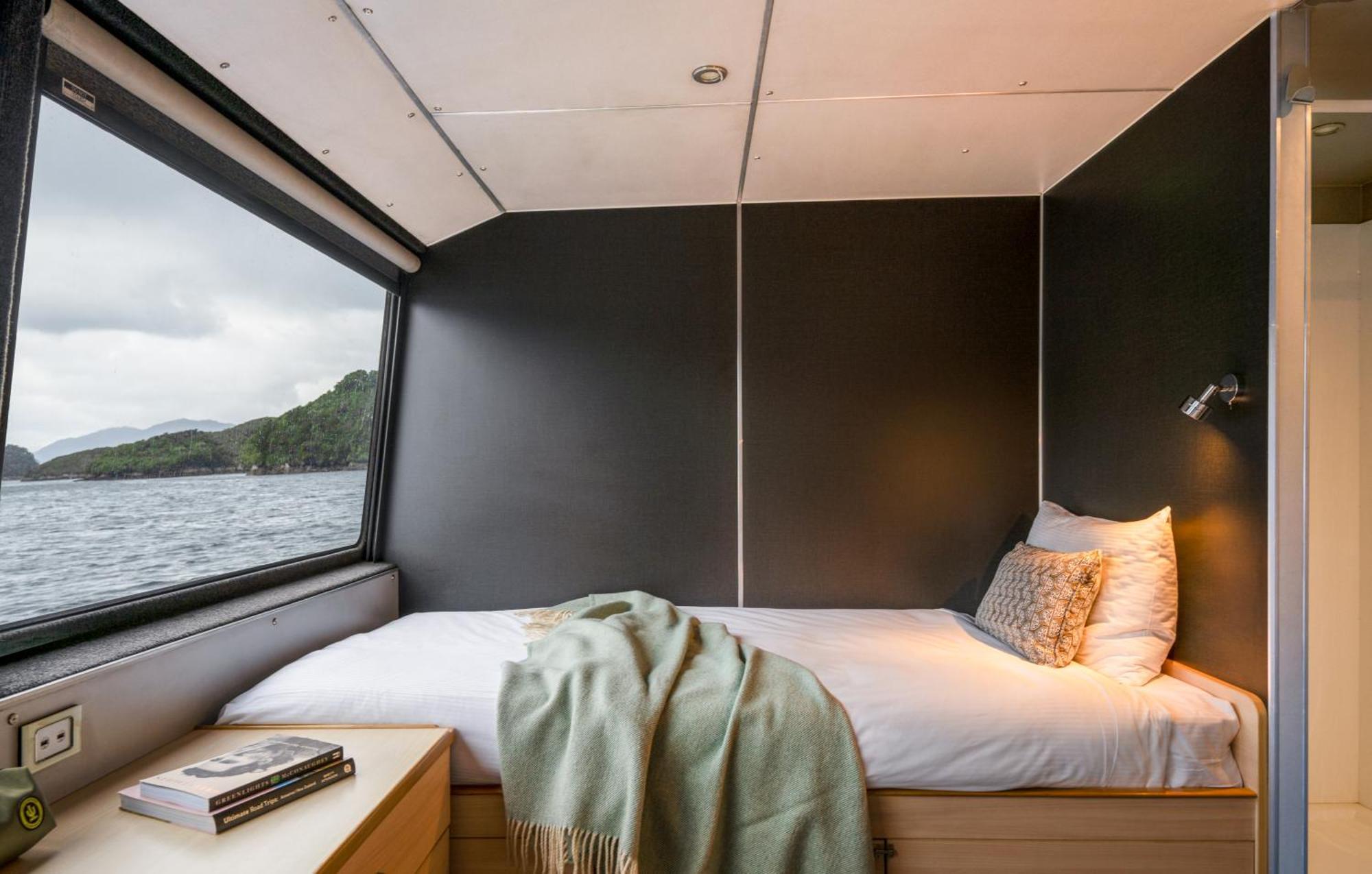 Milford Sound Overnight Cruise - Fiordland Discovery Exteriör bild