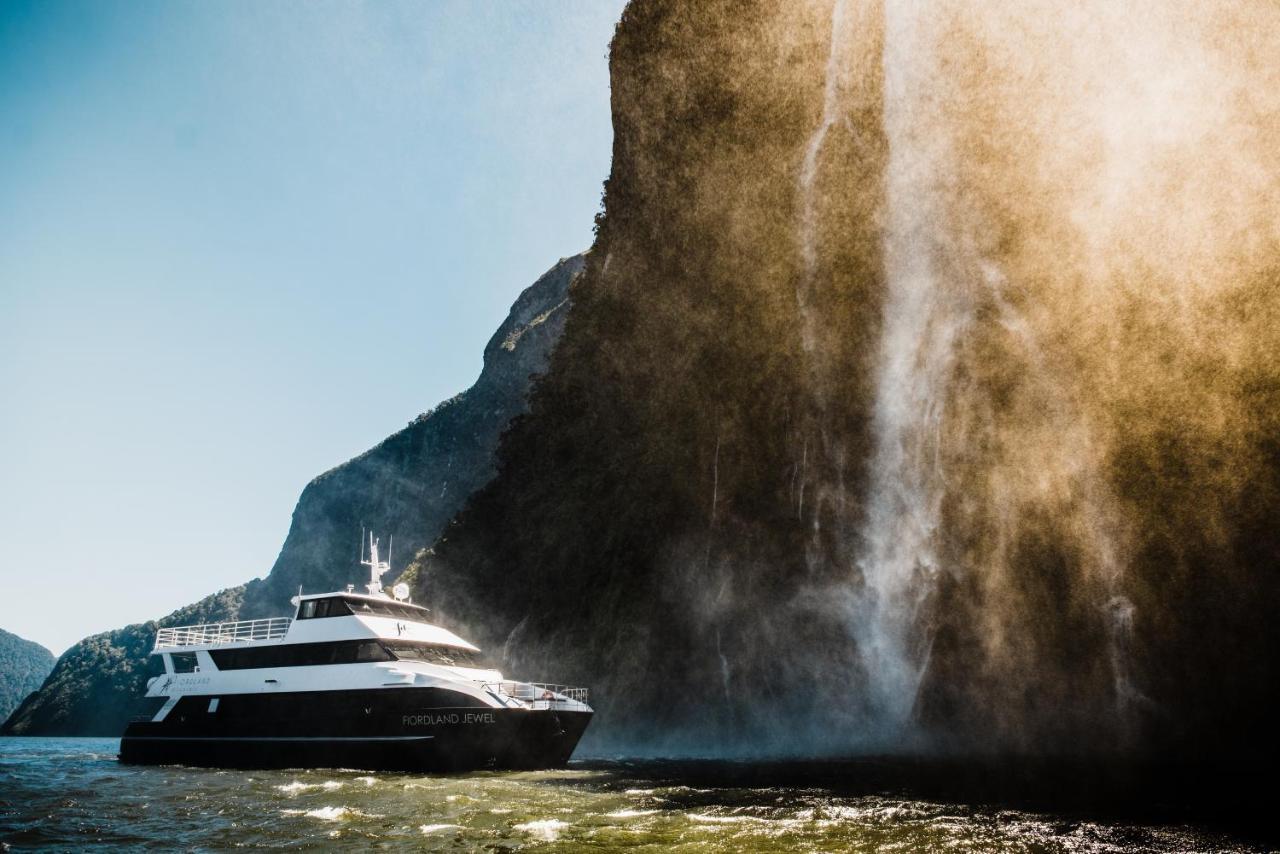 Milford Sound Overnight Cruise - Fiordland Discovery Exteriör bild