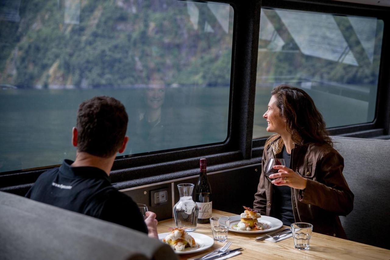Milford Sound Overnight Cruise - Fiordland Discovery Exteriör bild